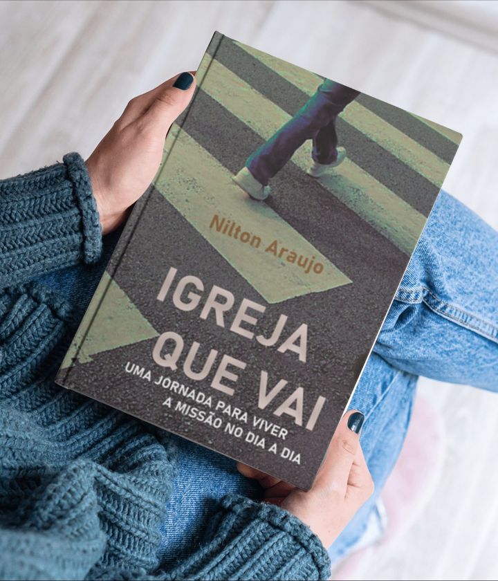 Leitora sorrindo com os livros
